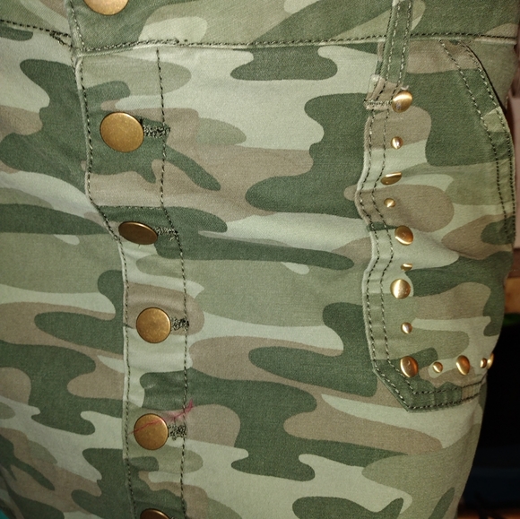 Camo Skirt and T-shirt Combo size-large - Picture 4 of 9